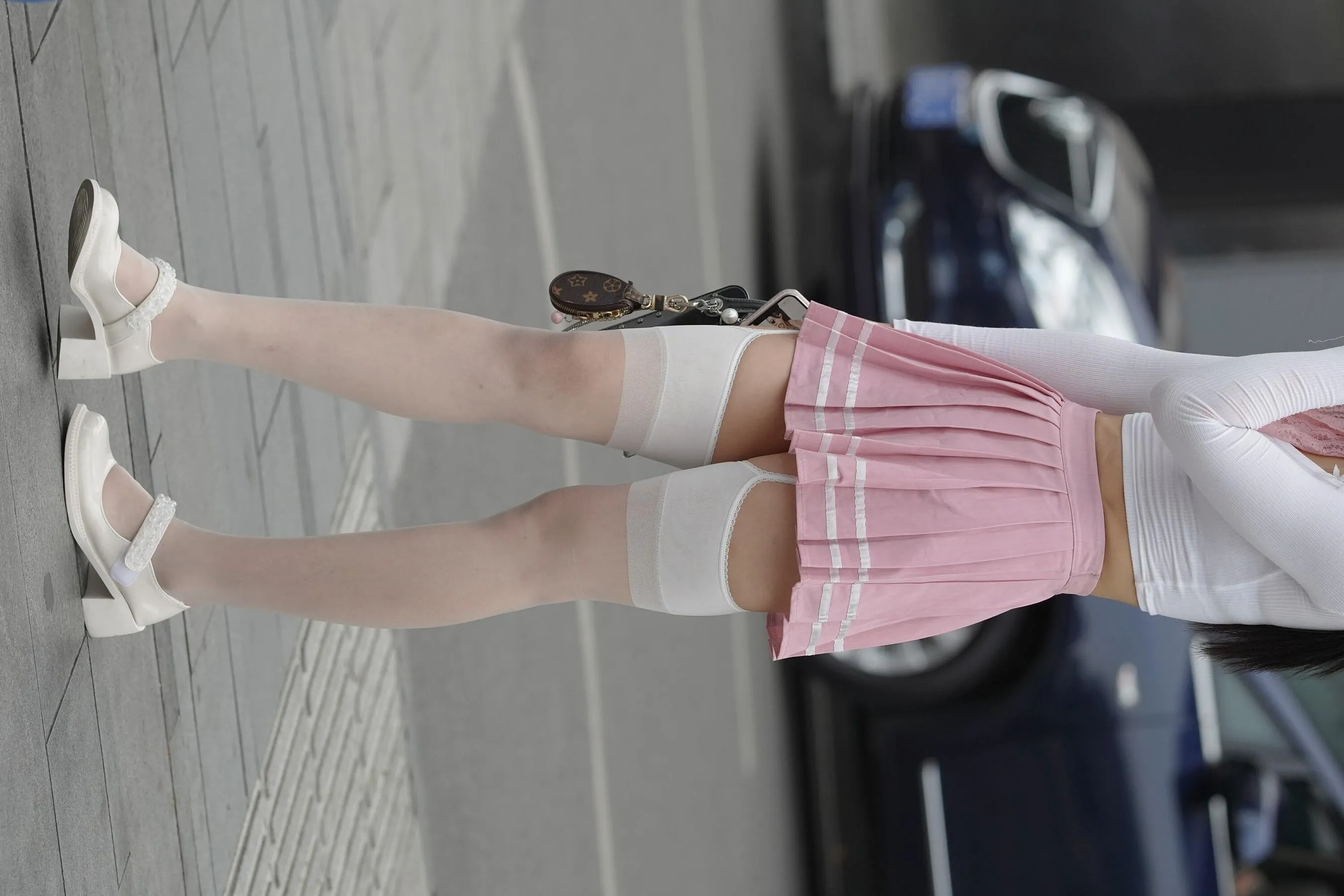 魔镜街拍 NO.161 街拍白丝吊带袜美女 [109P]插图7